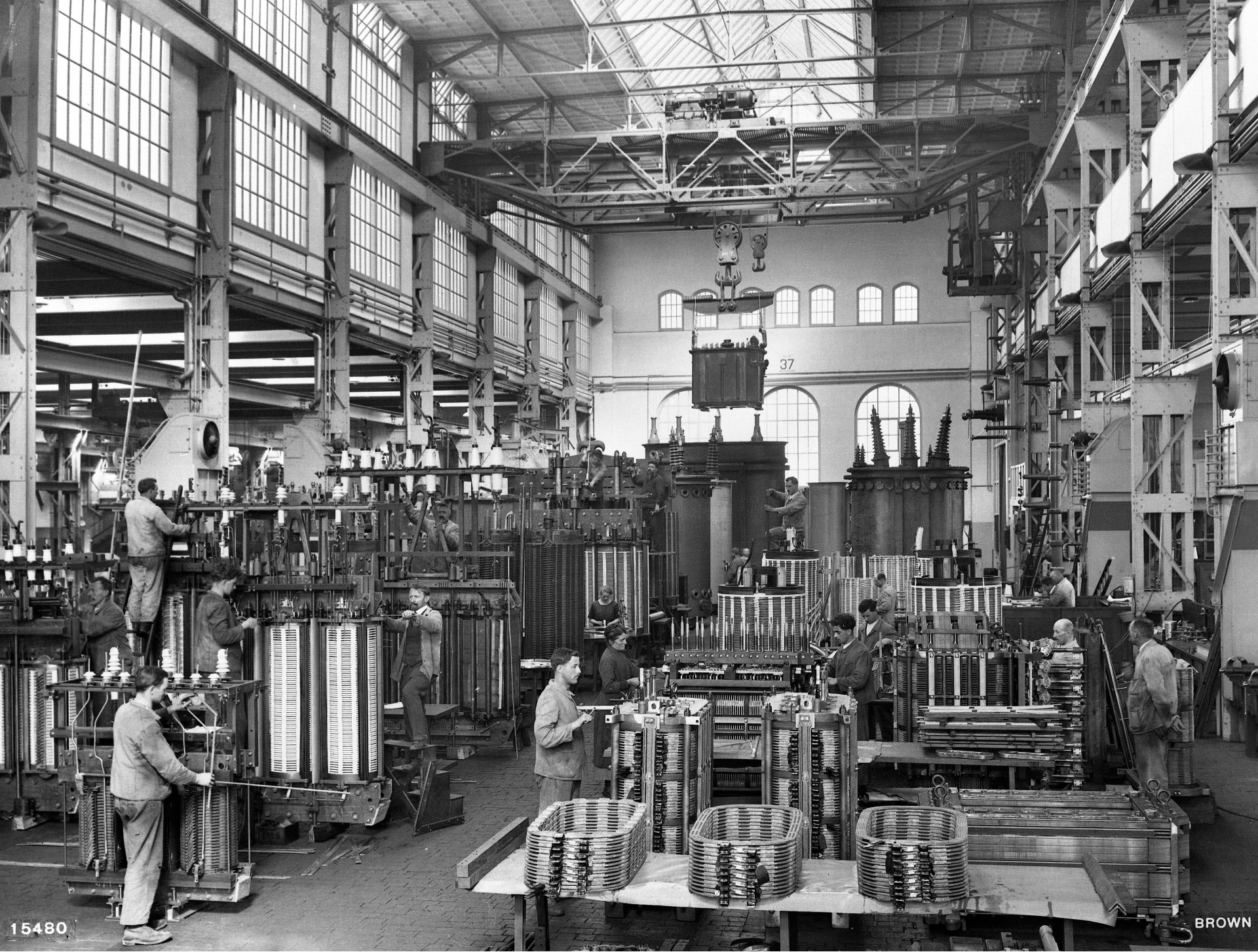 Historische Aufnahme der BBC-Fabrikhalle 37 in Baden mit Arbeitern beim Transformatorenbau