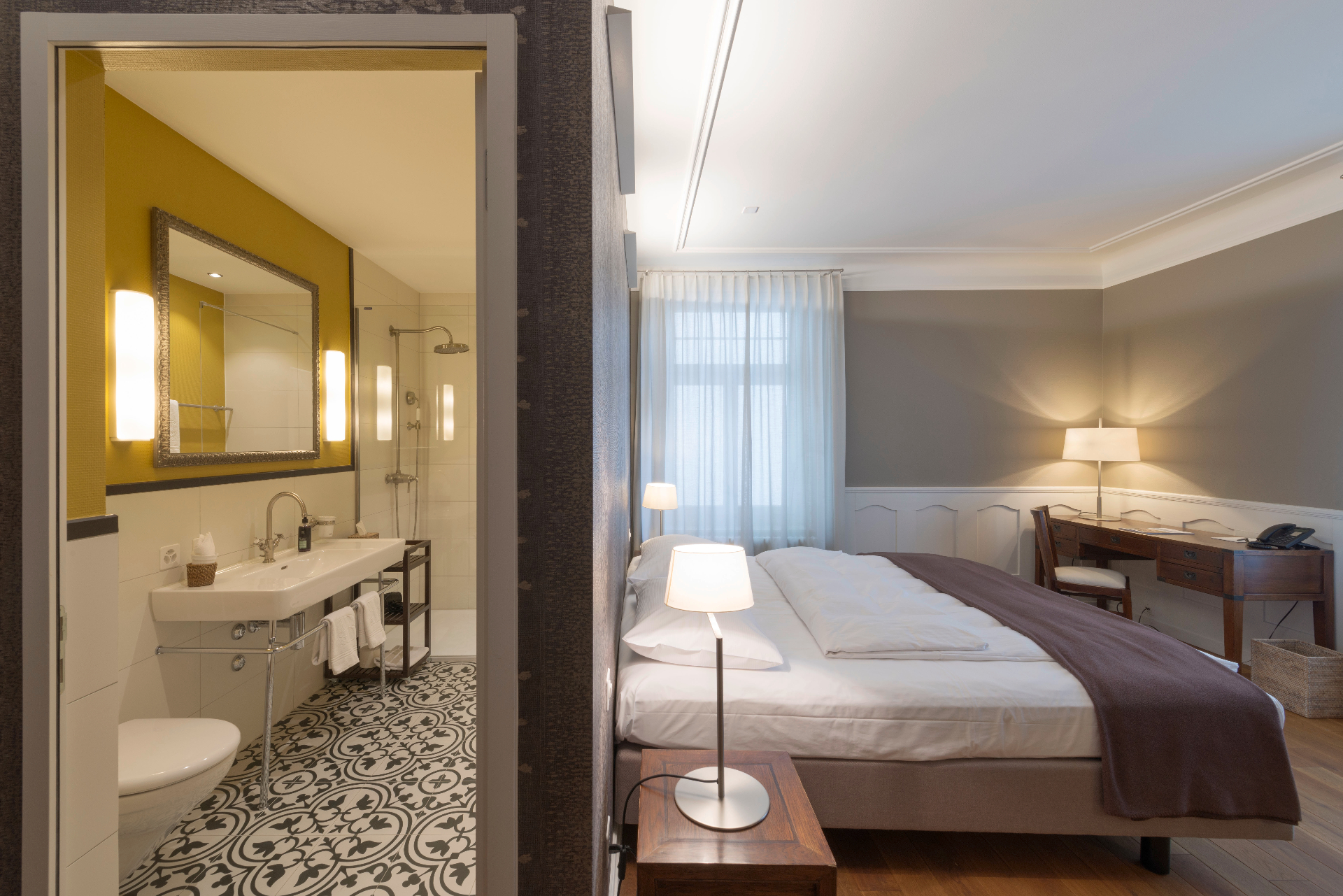 Zimmer im Blue City Hotel mit Bad und Doppelbett