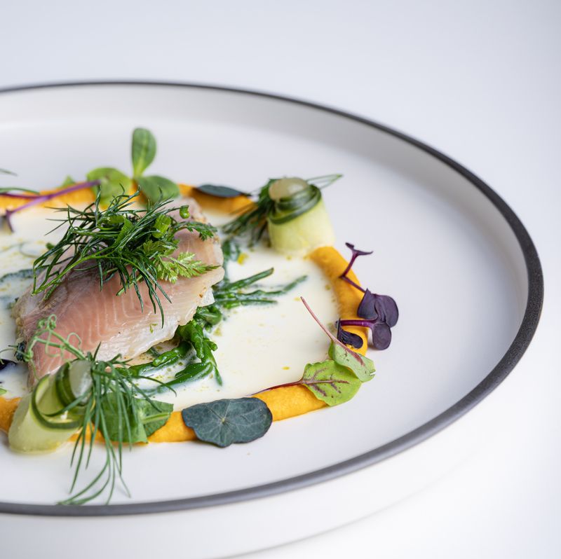 Küchenchef richtet ein Amuse-Bouche mit der Pinzette an